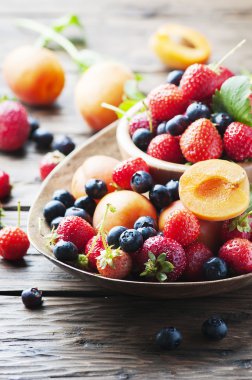 Yaz meyveleri ve meyveler