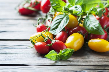 taze domates ve fesleğen