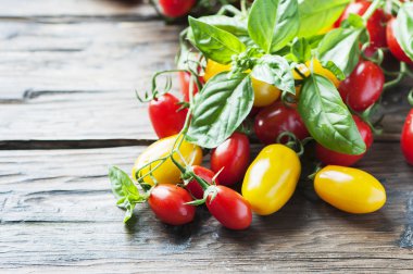 taze domates ve fesleğen