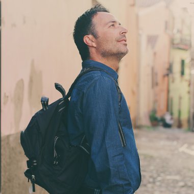 Şehir merkezinde İtalya yaptığı yolculuk sırasında ayakta turist adam