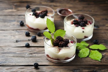 Tatlı böğürtlen ve krema ile