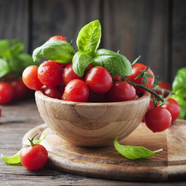 Çeri domates ve fesleğen