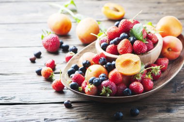 Yaz meyveleri ve meyveler