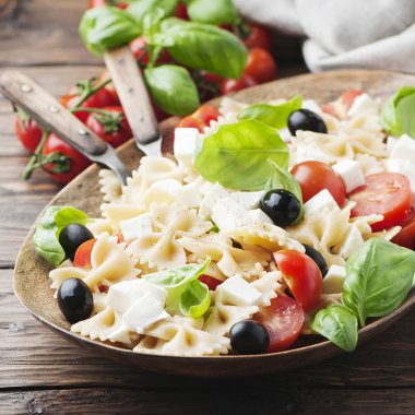 Soğuk makarna salatası