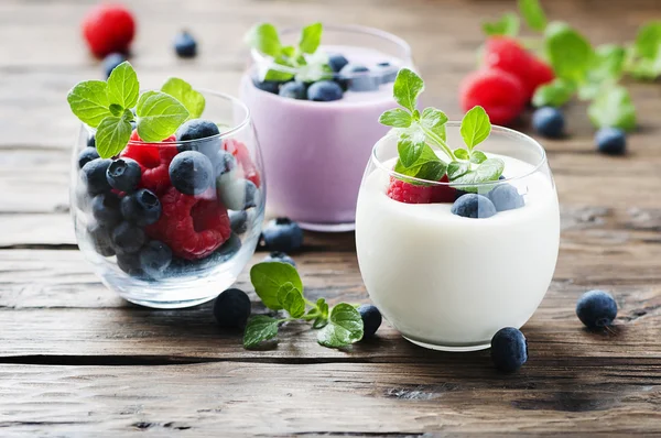 Jagody jogurt w okularach — Zdjęcie stockowe