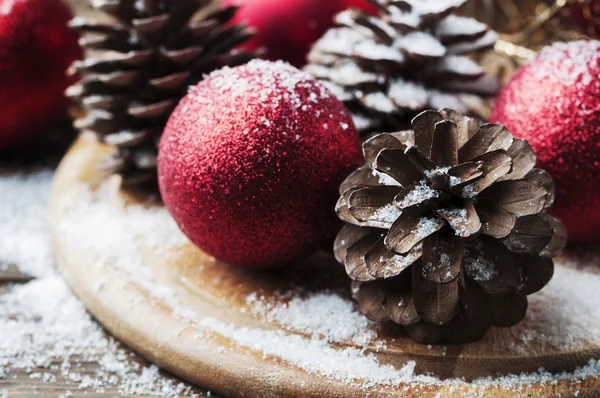 Weihnachtskegel und rote Kugeln — Stockfoto