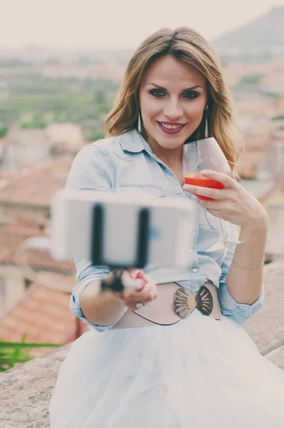 Mujer joven tomando selfie en la pequeña ciudad italiana —  Fotos de Stock