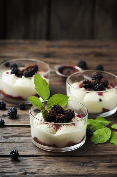 Десерт с ежевикой и кремом — стоковое фото