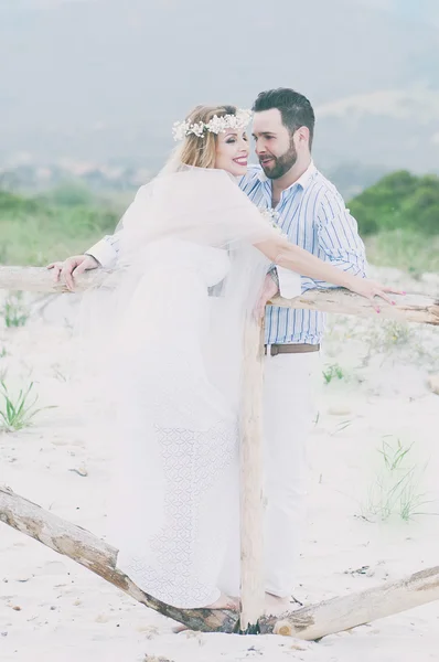 Frisch verheiratetes Paar am Sommerstrand — Stockfoto