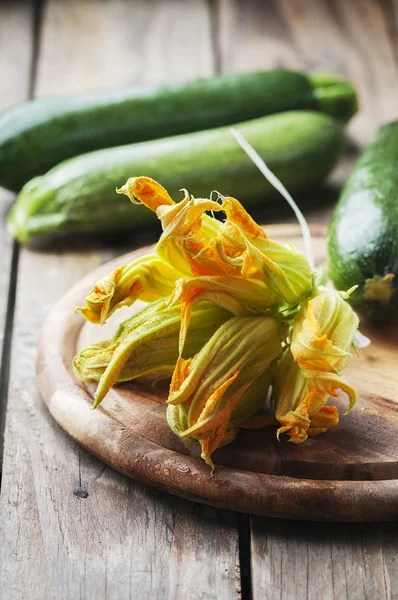 Flores de calabacín crudas — Foto de Stock