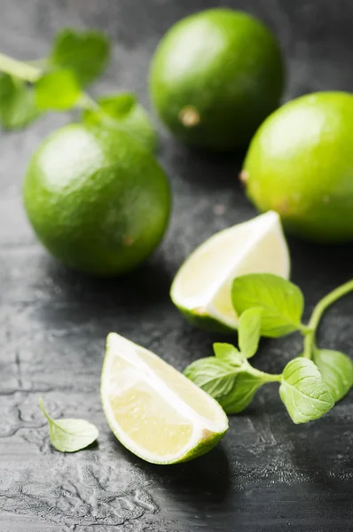 Limas frescas y menta — Foto de Stock