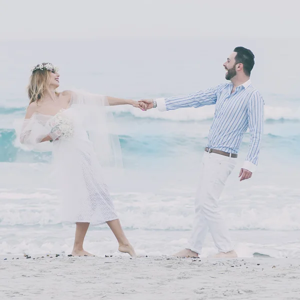 Just-married couple on the summer beach — Stock Photo, Image