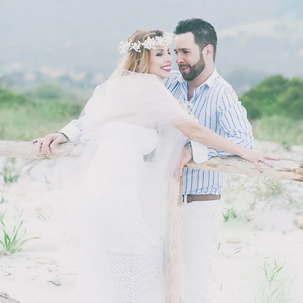 Frisch verheiratetes Paar am Sommerstrand — Stockfoto