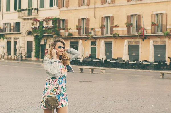 Amazing pretty woman talking on her mobile phone in piazza Navon — Stock Photo, Image