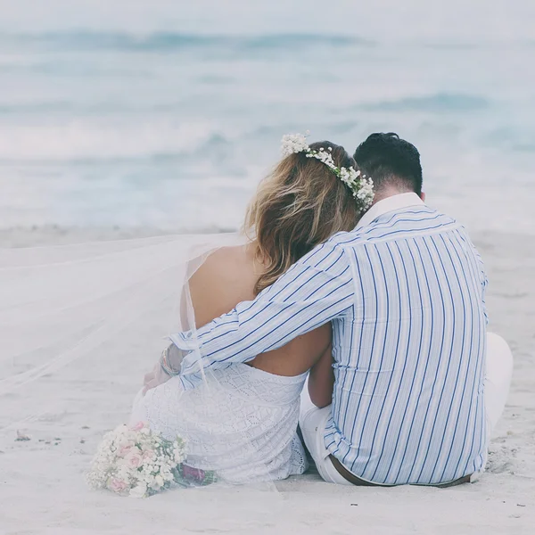 Couple vient de se marier sur la plage d'été — Photo