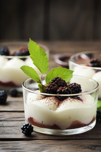 Dessert mit Brombeeren und Sahne — Stockfoto