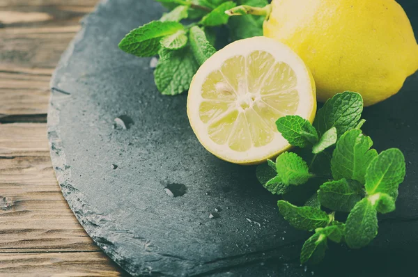 Limones frescos y menta — Foto de Stock