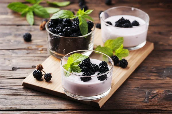 Dessert with blackberries in bowls — Stock Photo, Image