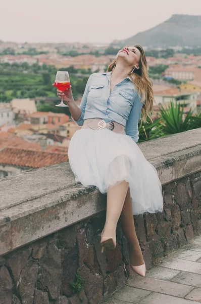 Young woman drinking aperitif the small italian city — Stock Photo, Image