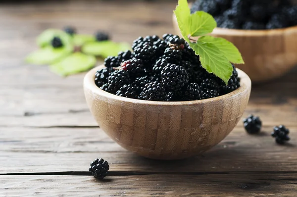 Wild blackberries in bowls — Stock Photo, Image