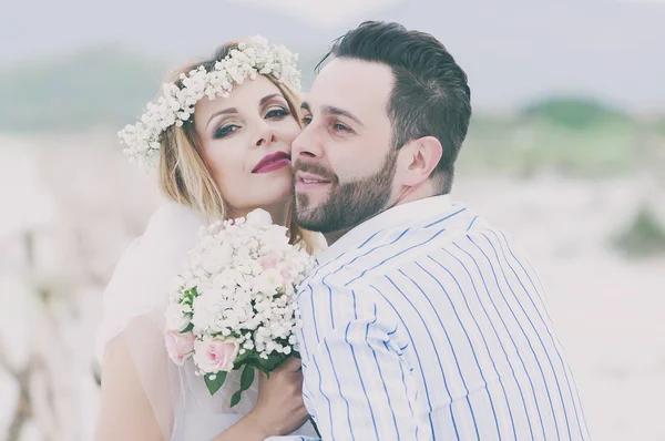 Couple vient de se marier sur la plage d'été — Photo