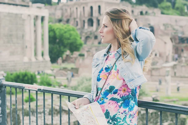Bardzo kobiece turystycznych na terenie ruin Forum Romanum, w Rzymie, I — Zdjęcie stockowe
