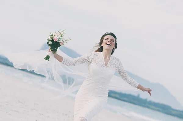 Joyeux incroyable jeune femme en robe de mariée — Photo