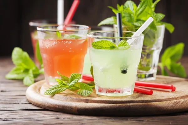 Mischung aus Cocktails mit Minze — Stockfoto