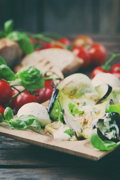 Rollos de berenjena con mozzarella — Foto de Stock