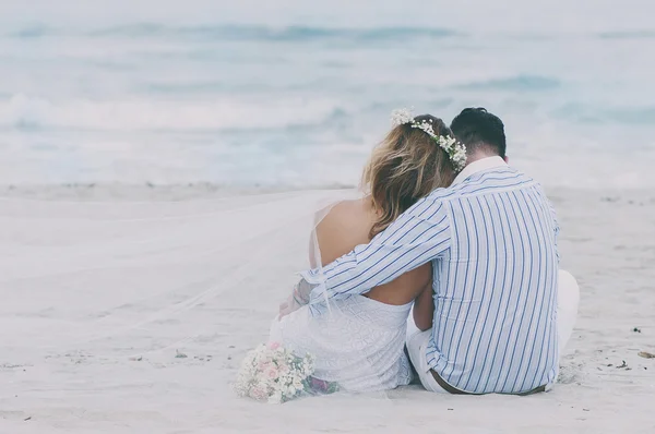 Pareja recién casada en la playa de verano —  Fotos de Stock