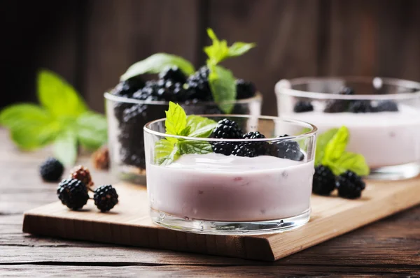 Dessert with blackberries in bowls — Stock Photo, Image