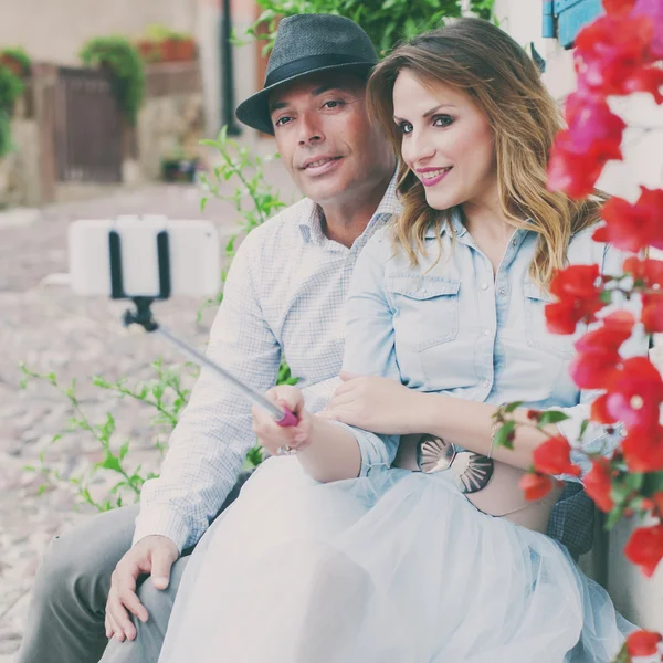 Schönes Paar macht Selfie in der kleinen italienischen Stadt — Stockfoto