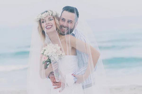 Just żonaty para na plaży latem — Zdjęcie stockowe