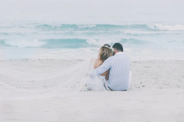 Just-gift par på sommaren stranden — Stockfoto