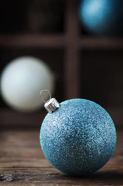 Beyaz ve mavi Noel baubles — Stok fotoğraf