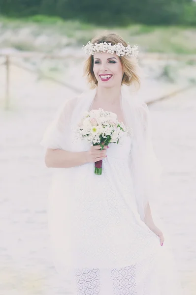 Krásná blonďatá snoubenka v bílých svatebních šatech — Stock fotografie