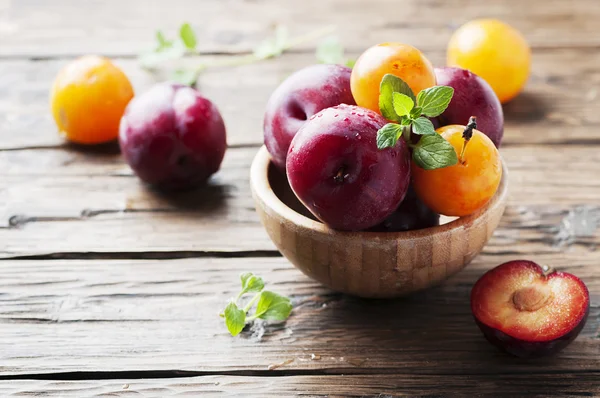 Black and yellow plums — Stock Photo, Image