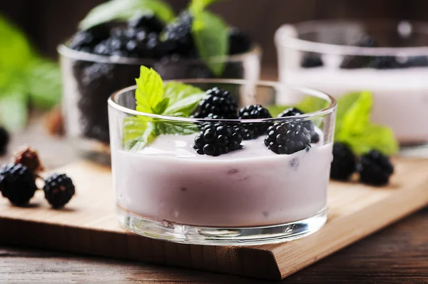 Dessert with blackberries in bowls — Stock Photo, Image