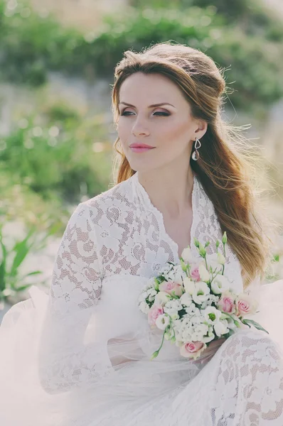 Frau im Hochzeitskleid — Stockfoto