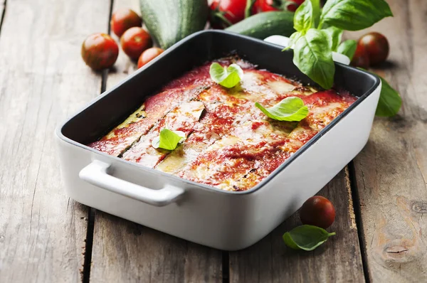 Italiensk parmigiana med zucchini - Stock-foto