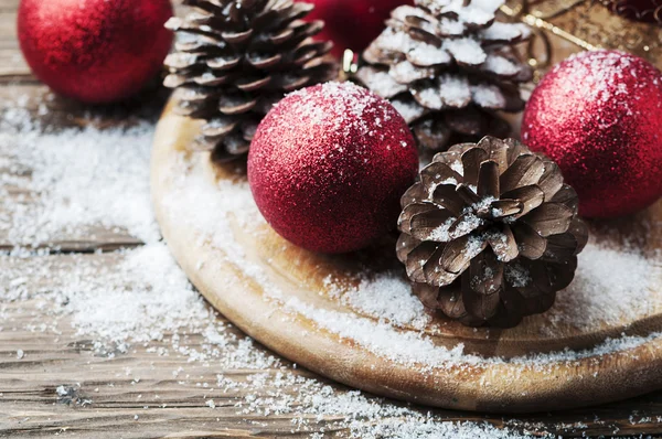 Weihnachtskegel und rote Kugeln — Stockfoto