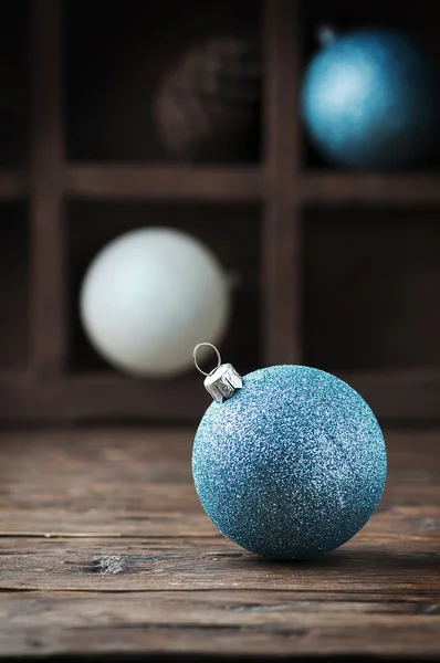 Wit en blauw kerstballen — Stockfoto