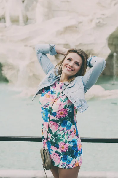 Mujer bonita mirando a la fuente de Trevi durante su viaje en — Foto de Stock