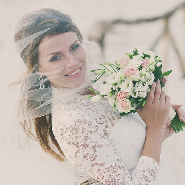 Schöne, glückliche junge Frau im Hochzeitskleid — Stockfoto