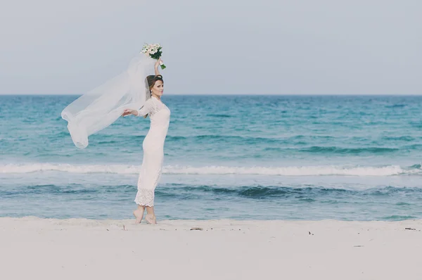 Femme en robe de mariée — Photo