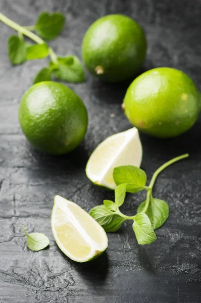 Fresh limes and mint — Stock Photo, Image