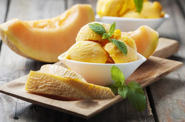 Helado con melón fresco —  Fotos de Stock
