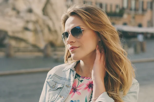 Pretty woman looking to the fountain of Trevi during her trip in — Stock Photo, Image