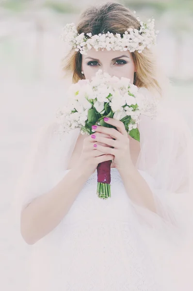 Belle fiancée blonde en robe de mariée blanche — Photo