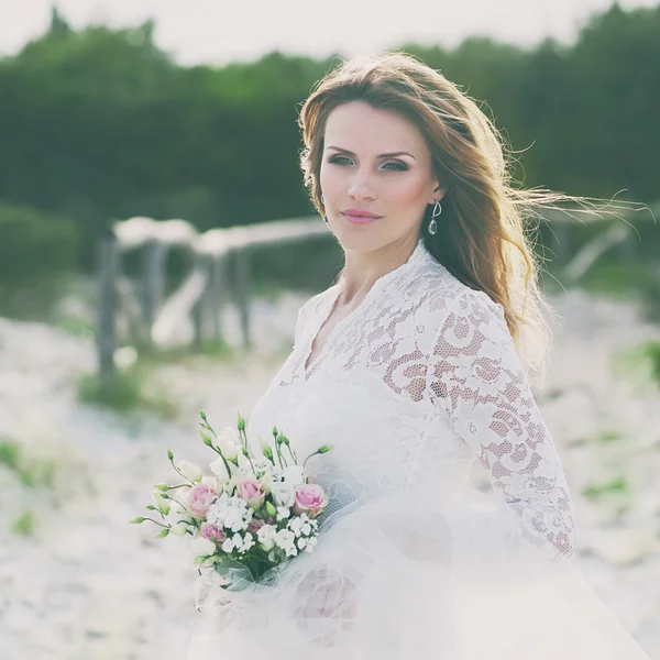 Glückliche junge Frau im Hochzeitskleid — Stockfoto